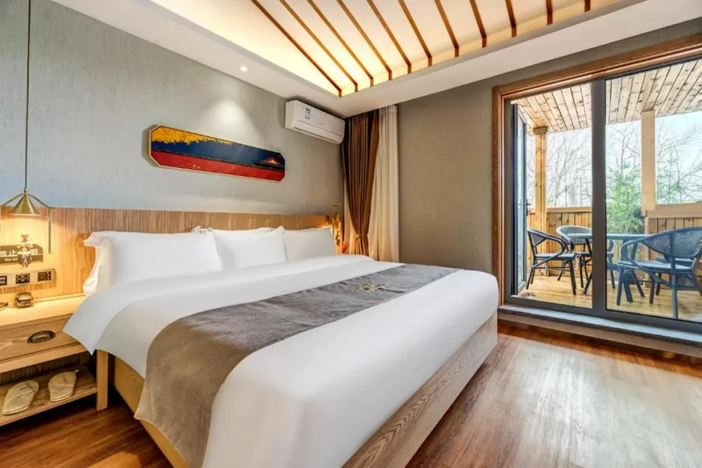 Happy Dragon Saga Hotel with terrace